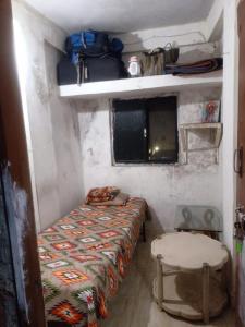 浦那Singh-Sadan PG HomeStay的一间有床和窗户的小房间 更多4张照片