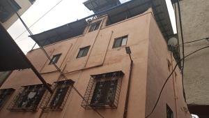 浦那Singh-Sadan PG HomeStay的一座带窗户和屋顶的古老建筑