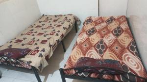 浦那Singh-Sadan PG HomeStay的小房间里有两张床