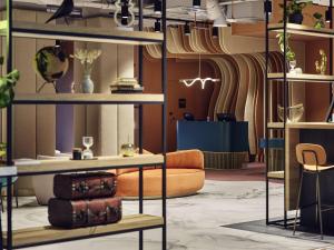 een kamer met een bank en een tafel met bagage bij ibis Styles Kraków Centrum in Krakau