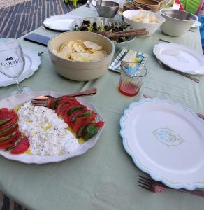 een tafel met daarop borden met eten bij Refúgio no Douro 