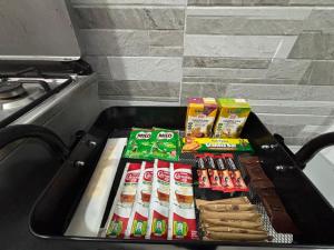 a tray of food on a stove with snacks at Cosy Seaside Apartment in Trofwi