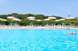 Bazén v ubytování Apartments for 6 people, 2 bedrooms, in Residence Mirto and Corbezzolo with swimming pool in San Vincenzo nebo v jeho okolí