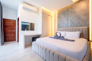a bedroom with a large white bed in a room at Luxury Pool Villa Samui - Elabel in Amphoe Koh Samui +10 photos