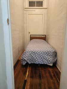 Habitación pequeña con cama en la esquina en Tiny Single Room in Earlwood House - EW7, en Sídney