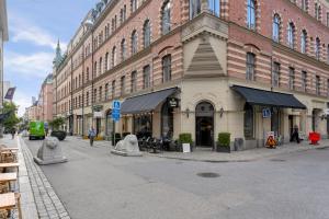 un bâtiment au bord d'une rue de la ville dans l'établissement I hjärtat av Stockholm, à Stockholm
