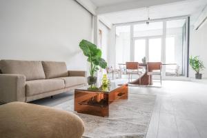 于伊Loft 19的客厅里有一张沙发和一张咖啡桌。