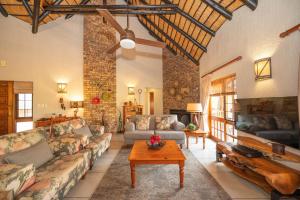 Kruger Park Lodge Unit No 304 في هازيفيو: غرفة معيشة مع أرائك وطاولة قهوة