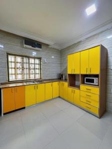 MobushipeにあるKB's Residence - Three Bedroom Near Wuse IIの黄色のキッチン(黄色のキャビネット付) +22枚の写真