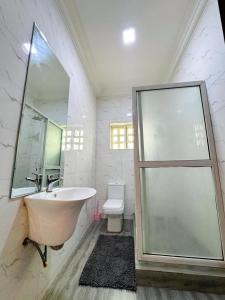 MobushipeにあるKB's Residence - Three Bedroom Near Wuse IIの浴槽、洗面台、トイレを備えたバスルーム