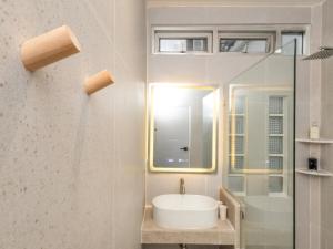 Ένα μπάνιο στο 2 Bedrooms for 4 Guests with Kitchen at Heart of Sathorn +34 φωτογραφίες