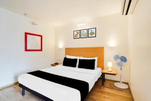a bedroom with a large bed in a room at Collection O BTM Layout Near Madiwala Lake Formerly Q Rooms in Bengaluru