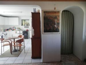 Santa LuziaにあるQuinta das Palmeiras, Room 1のテーブルと椅子のあるキッチンとダイニングルーム