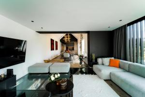 ein Wohnzimmer mit einer Couch und einem Glastisch in der Unterkunft Comme chez Lore in Namur