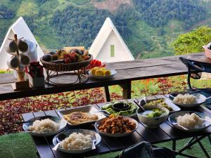 a table with many plates of food on it at Mr Shin Farmstay นย๊อยง ฟาร์มสเตย์ in Ban Mae Nam Khaem