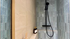 a shower in a bathroom with a shower head at La Bulle Millésimée - à deux pas de la Gare et de l'Avenue de Champagne in Épernay