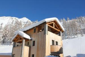 a building with snow on top of it at Star Résidence in Isola