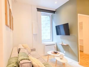 TV a/nebo společenská místnost v ubytování Le Sésame - Centre-Ville, Chic & Parking Gratuit