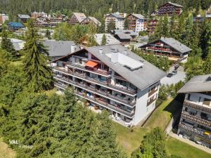 una vista aérea de un edificio en Alpine Nest Crans-Montana, en Lens