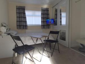 Una cocina con una mesa y dos sillas y una mesa. en Studio Twenty One, en Whitburn 27 fotos más