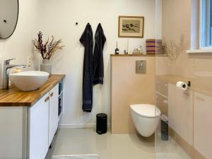 PiggabodaにあるModern Peninsula Cabin With Panoramic Viewのバスルーム(洗面台、トイレ付) +32枚の写真