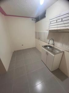 Η κουζίνα ή μικρή κουζίνα στο Habitación Céntrica cama Queen Salcedo