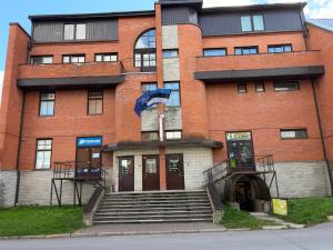 ナルヴァにあるNarva Kangelaste 2 Apartmentsの赤レンガ造りの建物 +4枚の写真