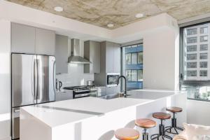 Gallery image of Blueground Crystal City rooftop pool nr Potomac WDC-1031 in Addison Heights +27 photos
