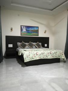 un dormitorio con una cama grande en una habitación en Daksh 3bhk villa wifi call, en Mahabaleshwar
