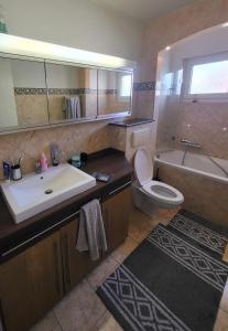 Un baño de 5,5 pc apartment, garden but Pool only upon request