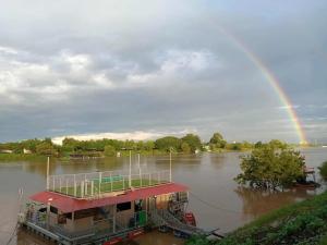 Permandangan sungai dekat dengan bot ini
