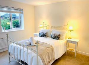 Una cama o camas en una habitación de The View - Bicester, Oxford