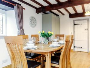 HewelsfieldにあるThe Old Granary - Uk12135の木製のテーブルと椅子のあるダイニングルーム