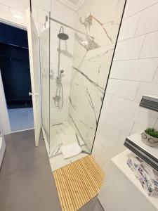 Un baño con ducha con puerta de cristal. en RED3 ARAD Apt-Fast Wi-Fi-Self Check-in, en Arad