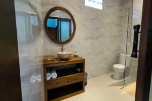 un baño con lavabo y espejo en Bhuana Shanti Homestay, en Ubud