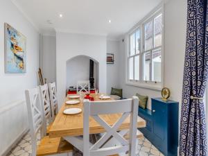 ein Esszimmer mit einem Holztisch und Stühlen in der Unterkunft The Pantiles in Chesterfield + 18 Fotos