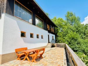 two wooden benches sitting on the side of a building at Almliesl KREM-753 in Eisentratten