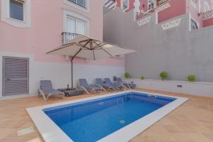 Πισίνα στο ή κοντά στο Luxury Villa Pembe Palheiro Village by Holiday Rental Madeira