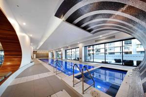 Πισίνα στο ή κοντά στο Sky-high South Yarra luxury 2 bed sleeping up to 4
