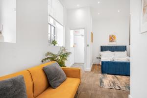 a living room with a couch and a bed at Contemporary Didcot Apartments for Work & Leisure in Didcot