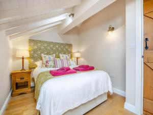 a bedroom with a bed with pink towels on it at The Rose- Uk47155 in Burgh le Marsh