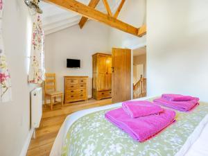 a bedroom with a bed with pink towels on it at The Rose- Uk47155 in Burgh le Marsh