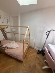 a bedroom with a bunk bed and a vacuum at Appartement Drancy proche RER in Drancy