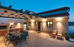 une terrasse avec une table et des chaises dans l'établissement Waterfront villa Marija by Villas Guide, à Potirna