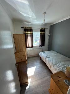 un dormitorio con una cama y una ventana en 2 bedrooms self contain flat with nice garden, en Didcot