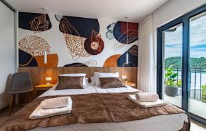 une chambre avec un grand lit et une grande fenêtre dans l'établissement Waterfront villa Marija by Villas Guide, à Potirna 33 autres photos