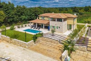 Bazén v ubytování Villa LunIstria in Central Istria for 10 people with private pool & kids playground nebo v jeho okolí + 46 fotografií