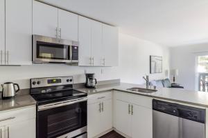 Afbeelding uit fotogalerij van Blueground Sunnyvale pool nr Murphy Park SFO-1962 in Sunnyvale