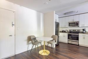 Afbeelding uit fotogalerij van Blueground Sunnyvale pool nr Murphy Park SFO-1962 in Sunnyvale