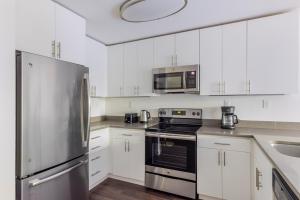 Afbeelding uit fotogalerij van Blueground Sunnyvale pool nr Murphy Park SFO-1962 in Sunnyvale